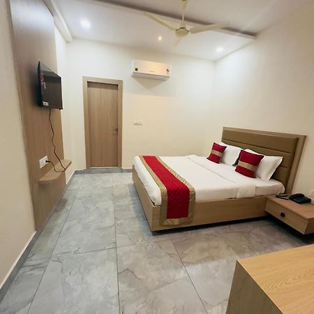 Hotel Raga Karimnagar Bagian luar foto