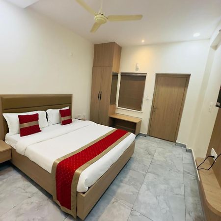 Hotel Raga Karimnagar Bagian luar foto