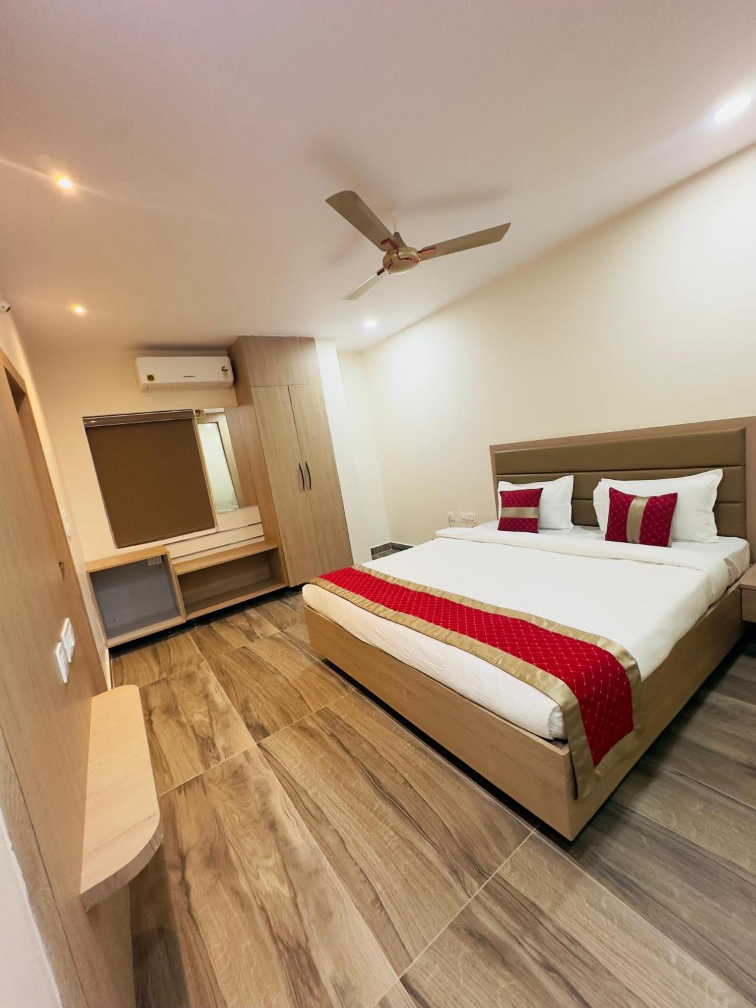 Hotel Raga Karimnagar Bagian luar foto