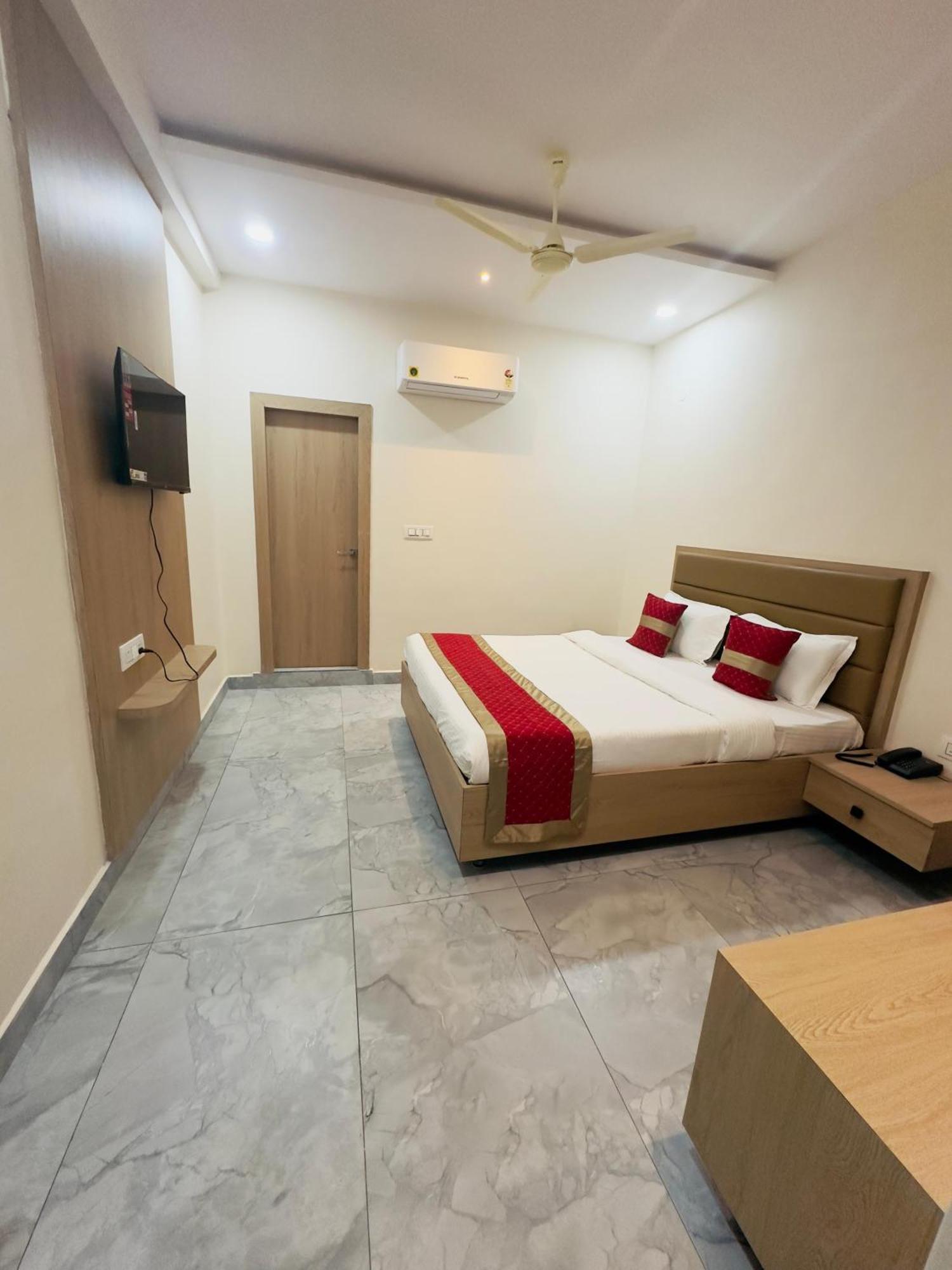 Hotel Raga Karimnagar Bagian luar foto