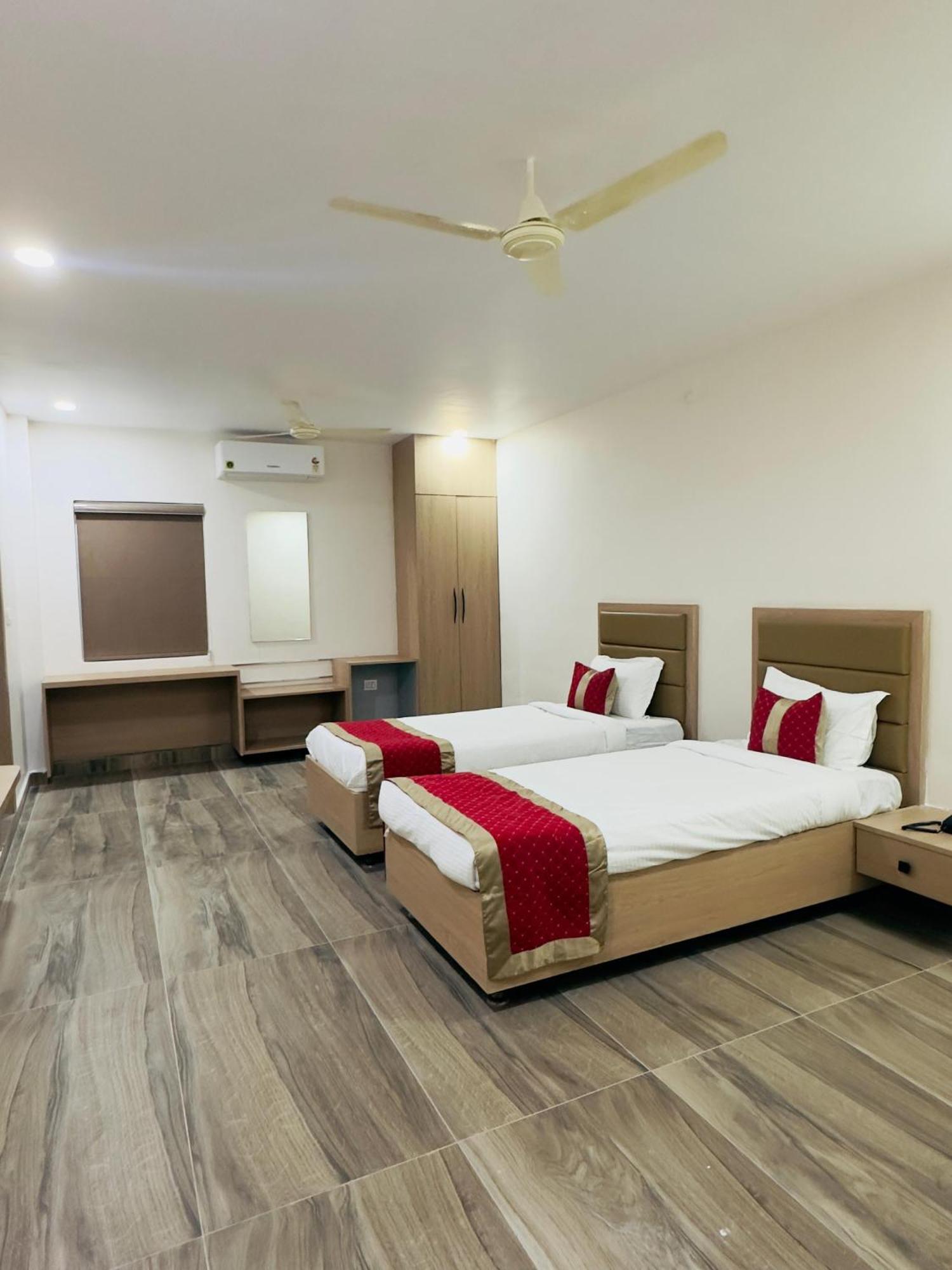 Hotel Raga Karimnagar Bagian luar foto
