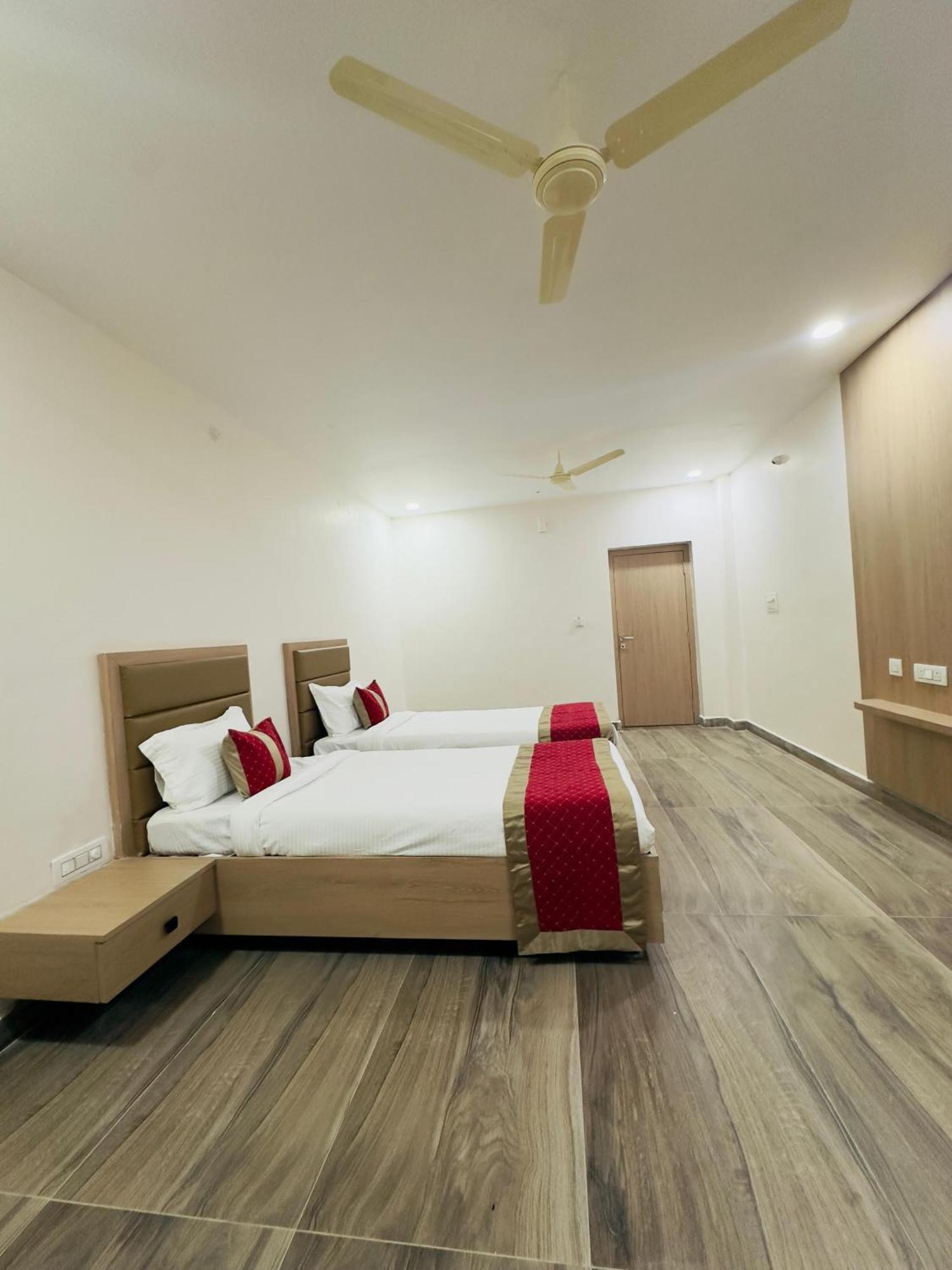 Hotel Raga Karimnagar Bagian luar foto