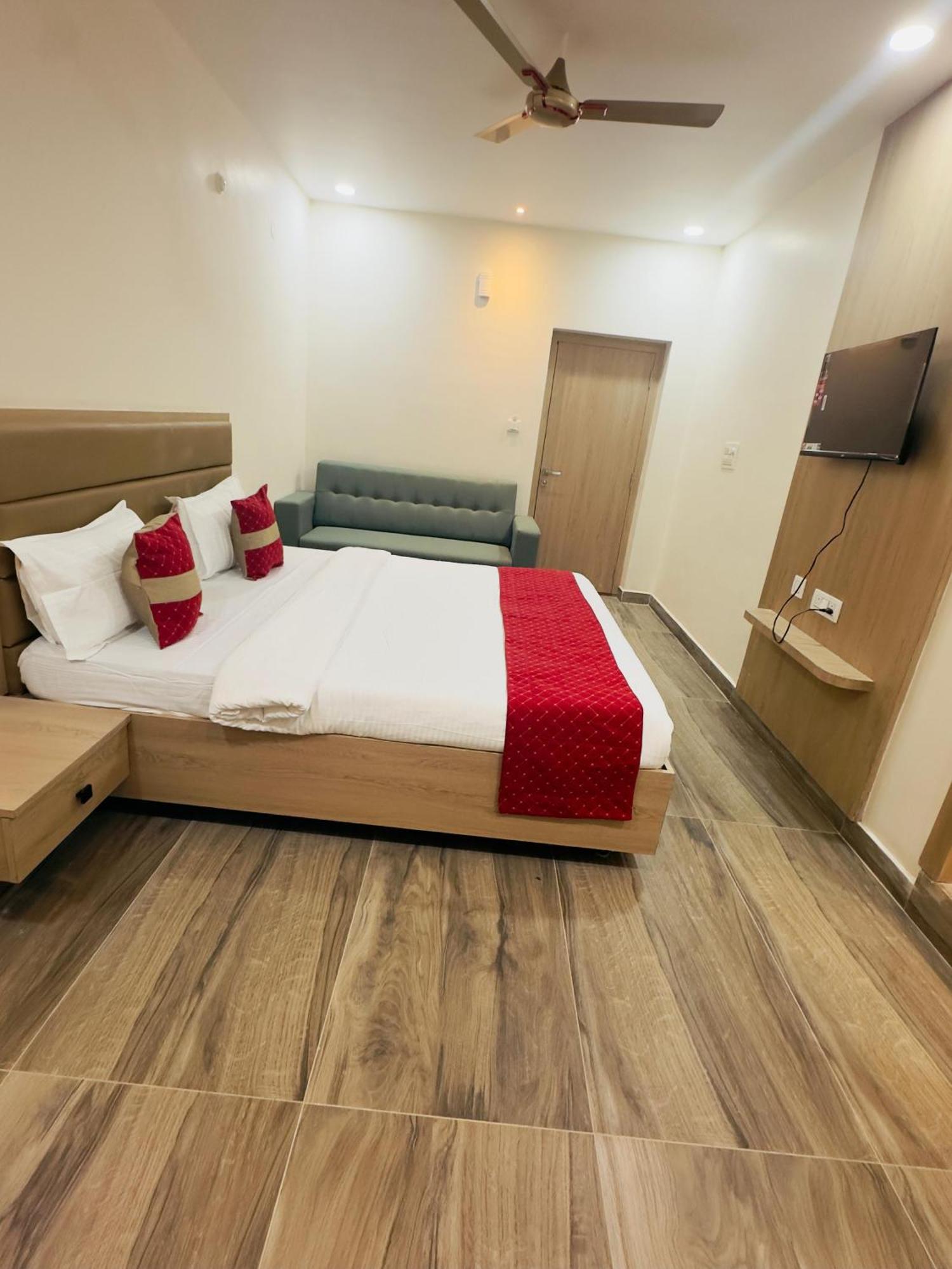 Hotel Raga Karimnagar Bagian luar foto